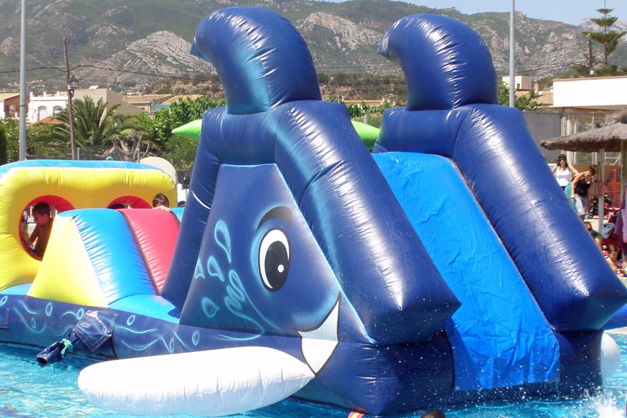 Inflable aquàtic a la Piscina Municipal