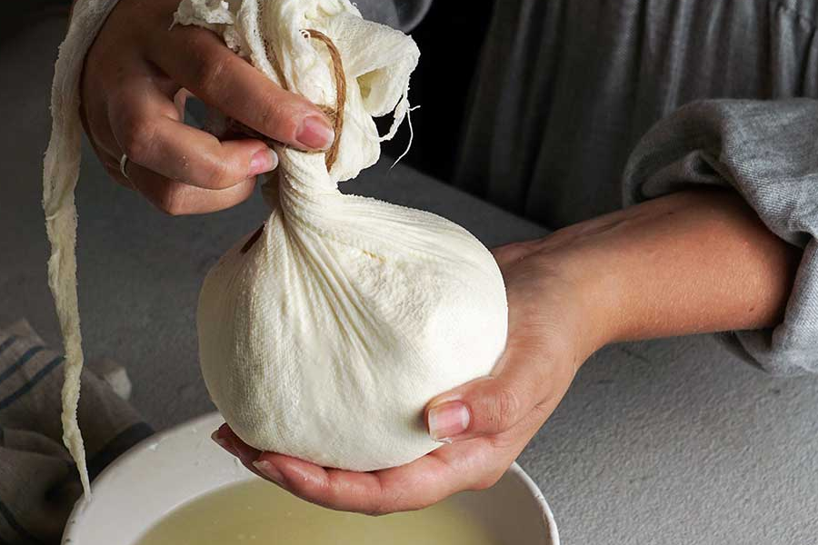 Taller de mató + Visita a la Granja + Berenar amb productes de Can Pastoret