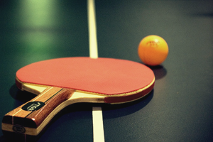 Tennis taula dirigit per un monitor