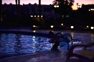 Banyada nocturna a la piscina municipal de Llanars